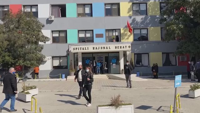 SËMUNDJA “GOJË, DORË, KËMBË” PËRHAPET EDHE NË BERAT/ Mjeku: Është ngjitëse, fëmijët më të rrezikuar