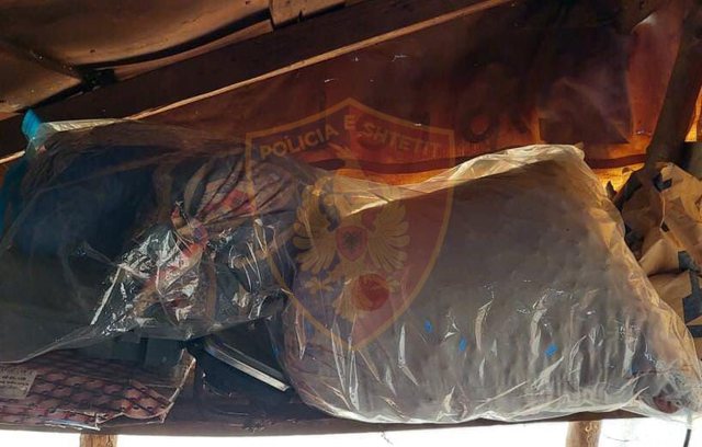 13 KG KANABIS NË FORMË BOÇEJE NË BANESË/ Arrestohet 45-vjeçari në Vlorë