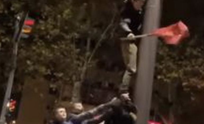 SKANDALI/ Serbët dhunojnë e shkelin me këmbë flamurin shqiptar në Beograd (VIDEO)
