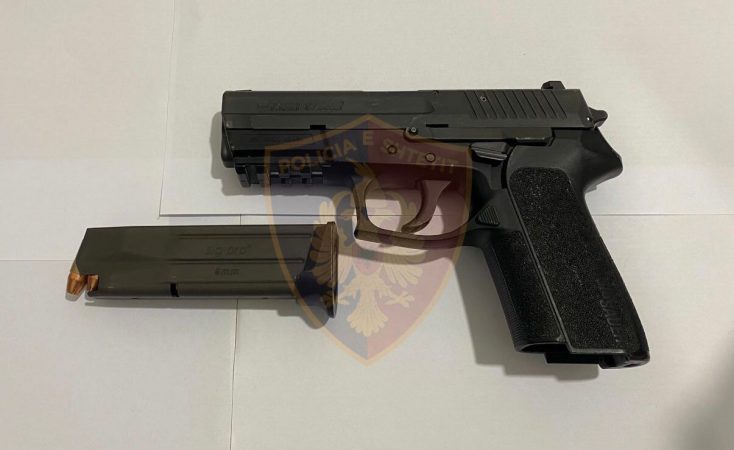 AKUZOHET PËR ARMËMBAJTJE PA LEJE/ Qarkullonte me pistoletë me vete dhe tentoi t’i largohej policisë, pranga 36-vjeçarit