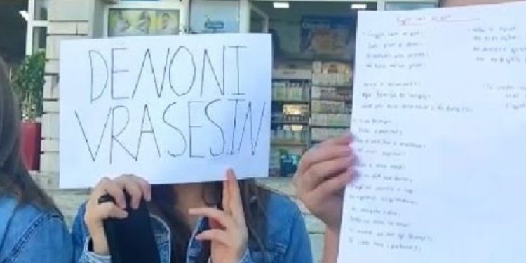 VRASJA E 8 VJEÇARIT/ Protestë e të rinjve në Gjirokastër: Të rikthehet dënimi me vdekje