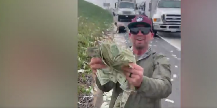 E PAZAKONTË NË SHBA/ Autostrada mbushet me para, kamionit të blinduar të bankës i hapen dyert