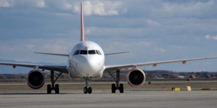 TRONDITËSE/ Burri vetëvritet në avion gjatë fluturimit, alarmohen pasagjerët