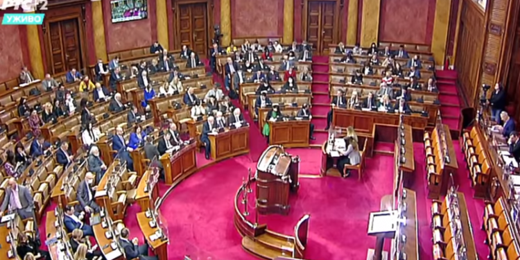 ME VIDEO/ Deputeti citon vargjet e Himnit të Flamurit të Shqipërisë në mes të Kuvendit të Serbisë