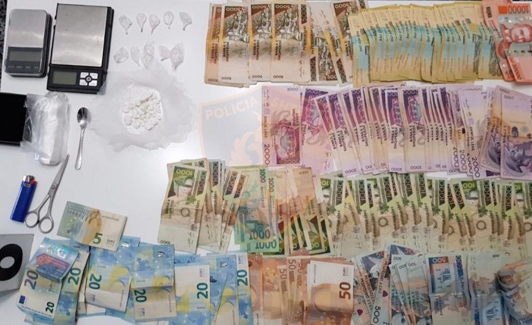 KOKAINË DHE PARA CASH NË BANESË/ Pranga shpërndarësit të lëndëve narkotike në Durrës