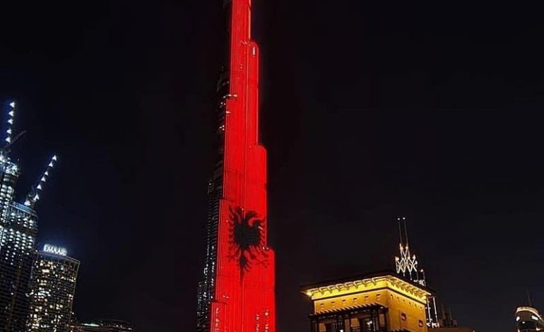 PAMJET/ Ndërtesa më e lartë në botë ndriçohet me flamurin shqiptar. Burj Khalifa ‘vishet’ kuqezi