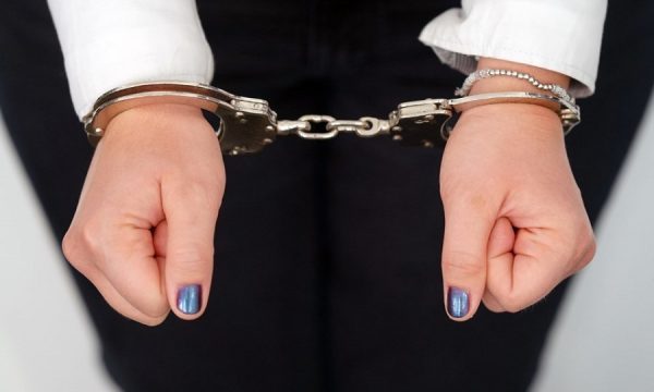 E PAZAKONTË/ ARRESTOHET nëna shqiptare, ja çfarë i ndodh djalit të mitur (AKUZA)