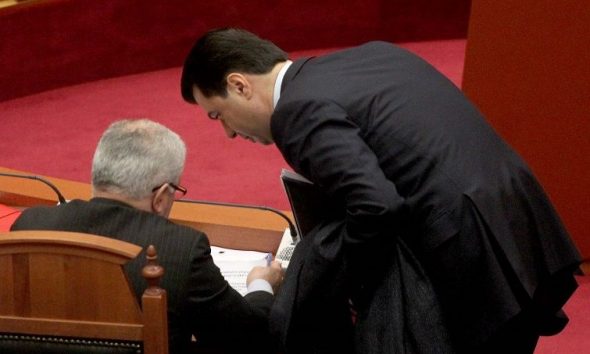 “LULI GËNJE, POR ME KARAR”/ Spaho tallet me Bashën: Nuk e mbajmë dot o mik tërë “dozën e elefantit”