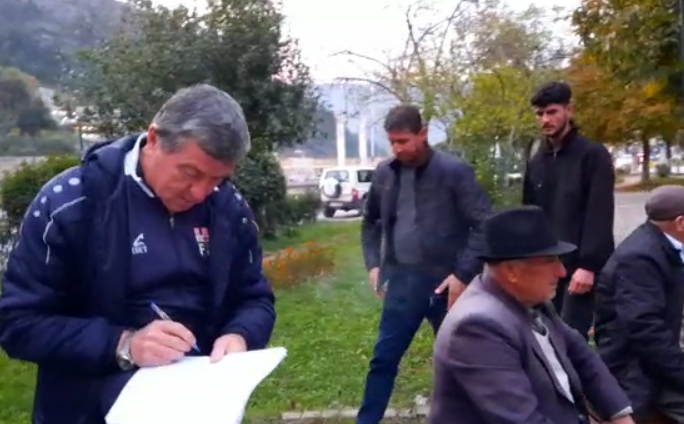 KRIMI MAKABËR NË FIER/ Familjarët e 8-vjeçarit të vrarë mbërrijnë edhe në Berat, qytetarët firmosin peticionin