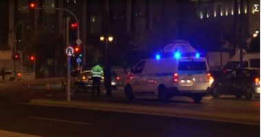 E RËNDË/ Makina tërheq zvarrë një person përpara Kuvendit grek, i plagosuri ndërron jetë në spital