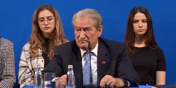 BERISHA I RRËMBEN GRATË BASHËS/ Takim me LDG: Ju pres nesër në orën 17:00 tek…