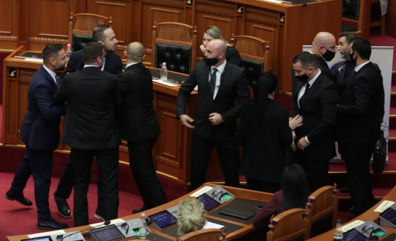 SHERRI SALIANJI-BRAÇE/ Ja e vërteta e dosjes dhe si shitmendja e Rezart Taçit ushqen akoma politikën e PD-së