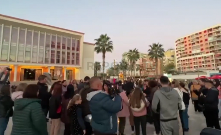 VRASJA E MATEOS/ Durrrësi zhvillon homazhe: Që të rritem duhet të jem gjallë, mos na i ndërprisni ëndrrat (VIDEO)