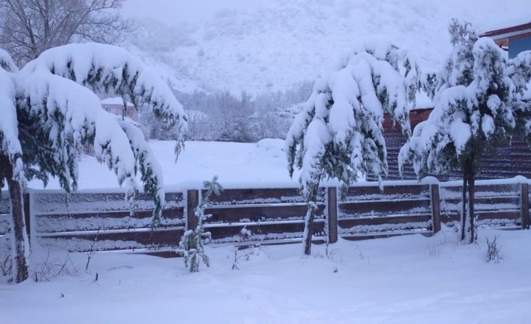 PROBLEME EDHE NË QARKUN E ELBASANIT/ Rënie gurësh dhe përmbytje tokash. Fshatrat malore mbulohen nga bora
