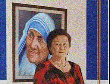 “NËNË TEREZA NË JETËN TIME”/ Liri Berisha njofton prezantimin e librit sot