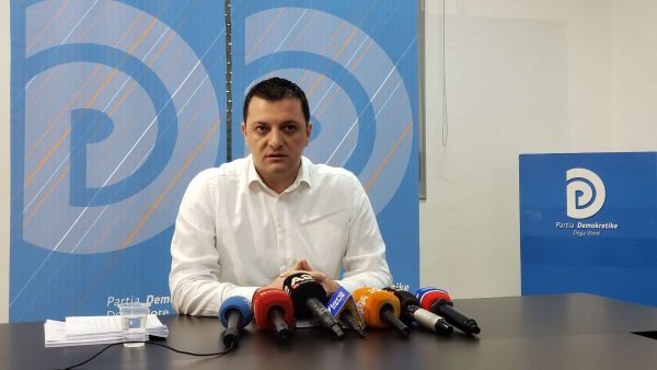 ZBARDH MBLEDHJEN ME BASHËN/ Kreu i PD në Vlorë: Nuk ishin 5 kundër, por 12 kryetarë degësh