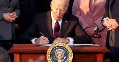PLANI PREJ 1.2 TRILIONË DOLLARËSH/ Biden firmos projektligjin historik për infrastrukturën