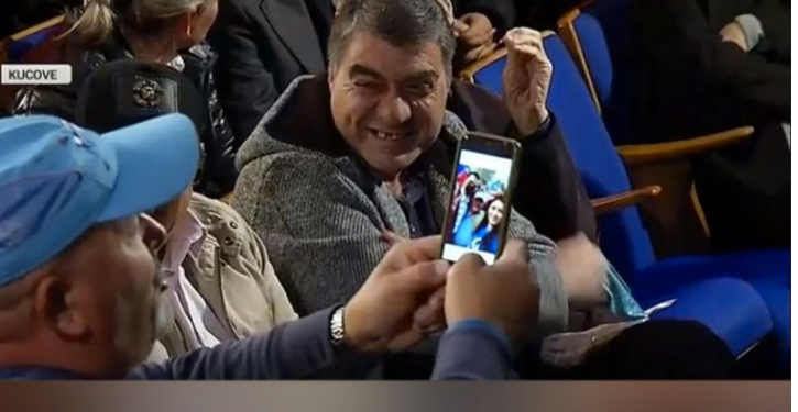QYTETARI FSHIN FOTON ME BASHËN/ Berisha: Bëre mirë, flamuri e besëprerja nuk rrinë bashkë!