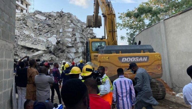 SHEMBET NDËRTESA 22-KATËSHE NË NIGERI/ 4 të vdekur, dhjetëra të tjerë ende nën rrënoja (FOTO)