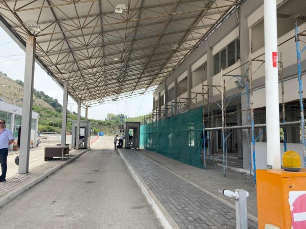 SI NË FILMA/ Shoferi shqiptar thyen traun e doganës greke në Qafë-Botë, 30 km ndjekje nga policia. Në fund…