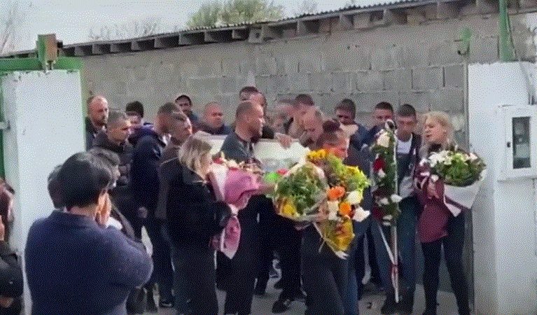 “O MATO, PSE IKE O SHPIRT”/ E ëma përcjell fëmijën në banesën e fundit mes lotëve dhe britmave (VIDEO)