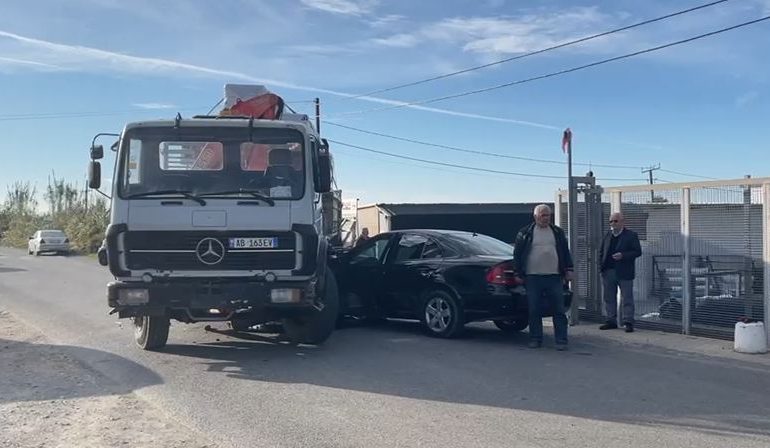 NJË TJETËR AKSIDENT I RËNDË NË LEZHË/ Kamioni merr para makinën, plagoset…