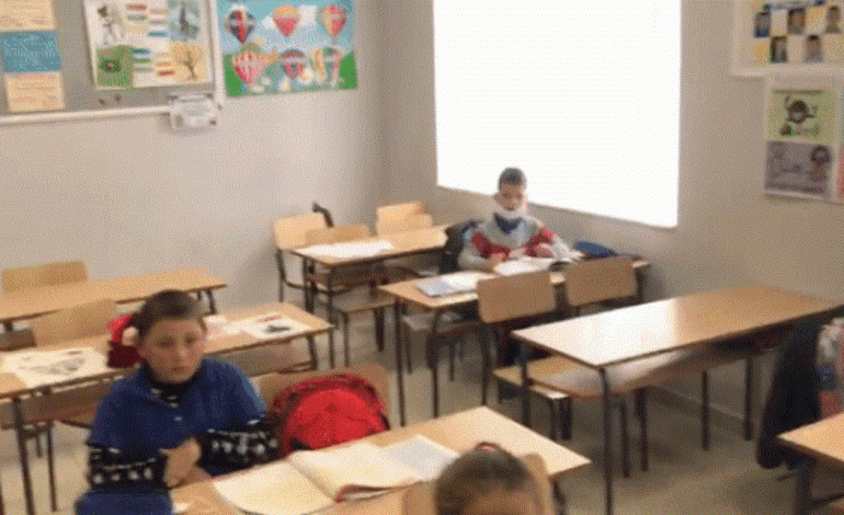 DEL VIDEO PREKËSE/ Mësuesja në lot e nxënësit e heshtur. Klasa e Mateos nuk do të jetë më kurrë si më parë