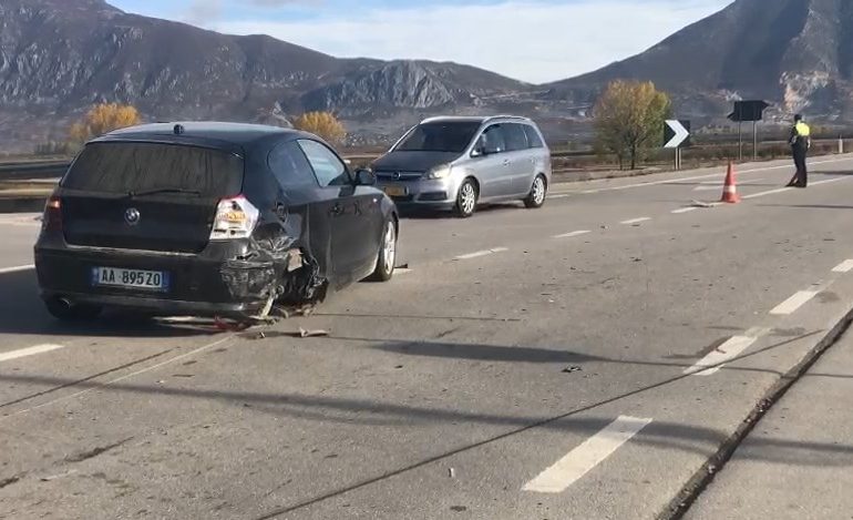 E RËNDË/ Aksident në aksin Korçë-Kapshticë, një prej mjeteve del nga rruga
