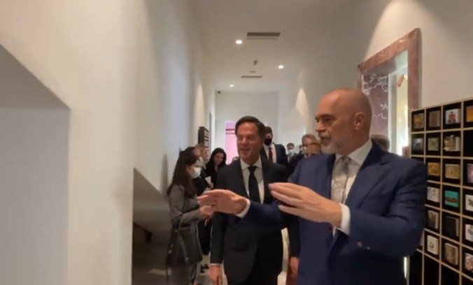“DIKUR TEMPULL I ENVER HOXHËS, KURSE SOT…”/ Rama dhe kryeministri holandez inspektojnë punimet te “Piramida”