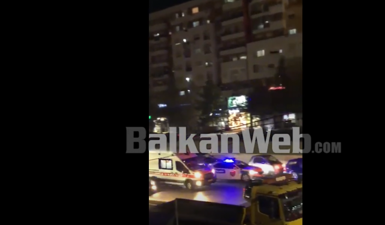 ATENTATI ME 2 TË VDEKUR NË ASTIR/ Pamjet e para nga vendi i ngjarjes, trafik dhe autombulanca