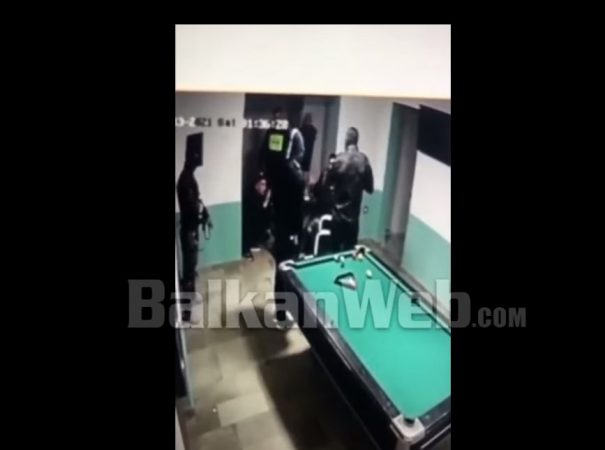 SKENË SI NËPËR FILMA/ Tre persona të armatosur mësyjnë në lokal, i afrohen disa të rinjve dhe… (VIDEO)