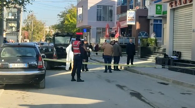 DETAJET NGA VRASJA NË LAÇ/ Në atentat morën pjesë dy persona. Skena u filmua nga kamerat e bankës dhe të bizneseve