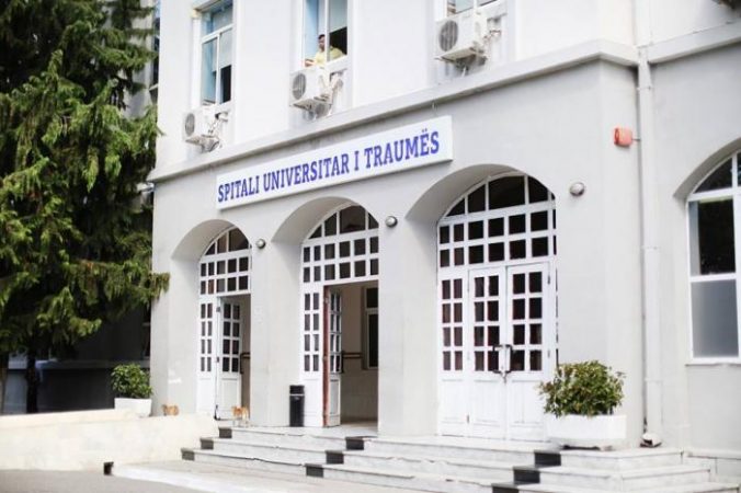 E RËNDË/ Kryeinfermieri dhe mjeku përleshen në Spitalin e Traumës, si nisi sherri pas konfliktit për pacientin