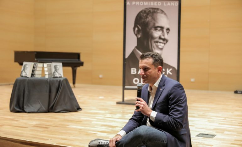 TAKIM ME TË RINJTË E KLUBIT “BACK TO BOOK”/ Veliaj: Krenar që po rikthehet kultura e leximit në Tiranë