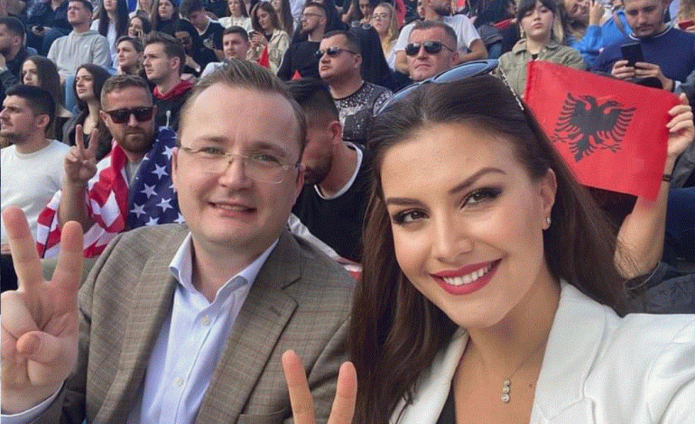 ME DY GISHTA LART DHE E BUZËQESHUR/ Floriana Garo në “Foltore”