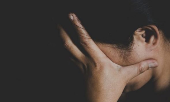 SKANDAL NË ANGLI/ Abuzoi dhe kreu marrëdhënie seksuale me nxënësen 15 vjeçare, arrestohet mësuesja