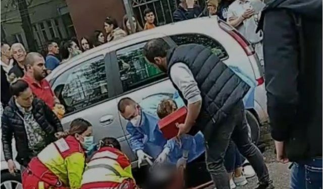 AKSIDENT I RËNDË/ Gruaja me biçikletë dhe me celuar në dorë përplaset me makinën te “Rruga e Kavajës”