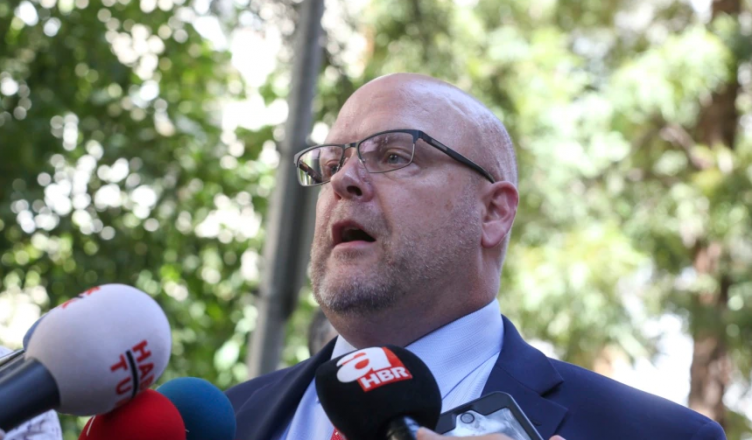 U EMËRUA NË KORRIK NGA BIDEN/ Konfirmohet ambasadori i ri i SHBA-së në Kosovë, Jeffrey Hovenier