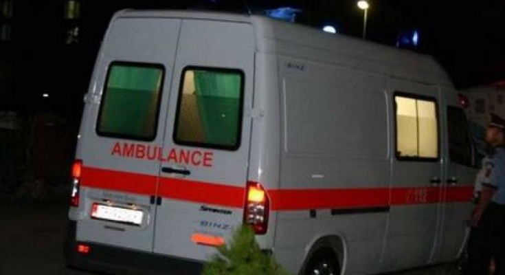 AKSIDENT I RËNDË NË RINAS/ Ambulanca përplaset me një mjet, vdes pacientja. Në gjendje të rëndë tre të rinj