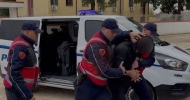 PO TRANPORTONIN EMIGRANTË TË PALIGJSHËM/ Arrestohen dy persona në Tiranë