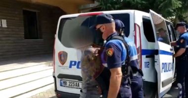 HODHËN ARMËN NGA ÇANTA DHE TENTUAN TË…/ Tre të arrestuar në Vlorë