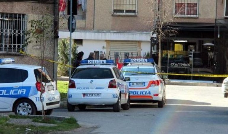 NGJARJE KRIMINALE NË LAÇ/ Ekzekutohet me armë zjarri ish polici, vrasja në afërsi të një banke (EMRI)