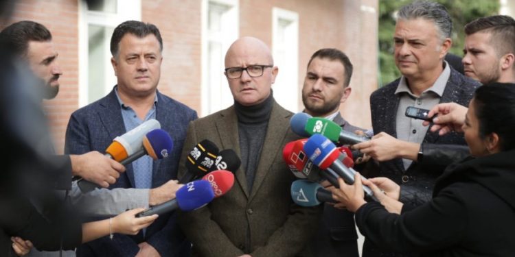 DEBATI PËR FIRMAT/ Mbështetësit e Berishës i përgjigjen Bashës: Puçisti je ti! Shko te zyra e Palokës nëse do…