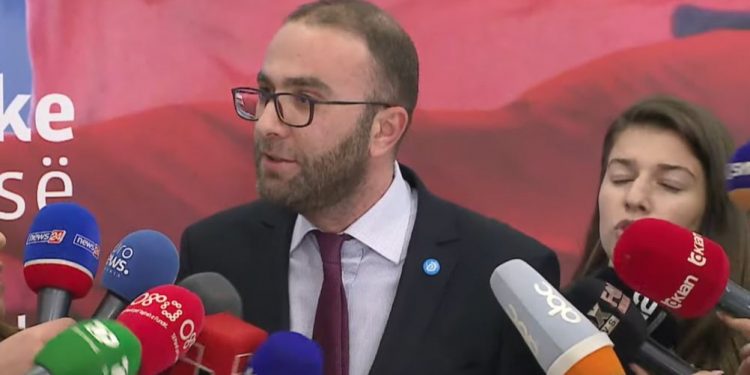 “PLAS” KEQ NË PD/ Berisha depoziton firmat, Bardhi del me urgjencë: Nuk i njohim, është tallje