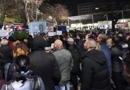 PROTESTA NË BEOGRAD/ Qytetarët kërkojnë heqjen e muralit kushtuar kriminelit të dënuar të luftës, Ratko Mlladiç