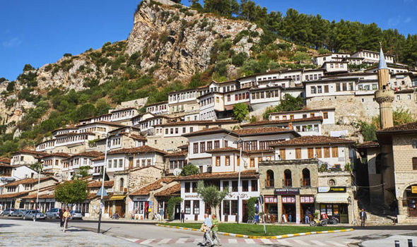 COVID-19 “MBËRTHEN” SHKOLLAT NË BERAT/ Mbyllen 5 klasa, drejtori rezulton pozitiv