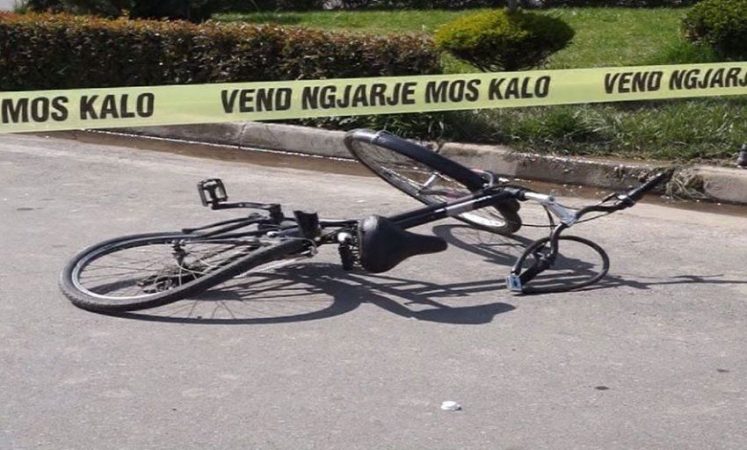 E RËNDË NË TIRANË/ Rrëzohet aksidentalisht nga biçikleta dhe bie në pusetë, humb jetën 17-vjeçarja në Pezë