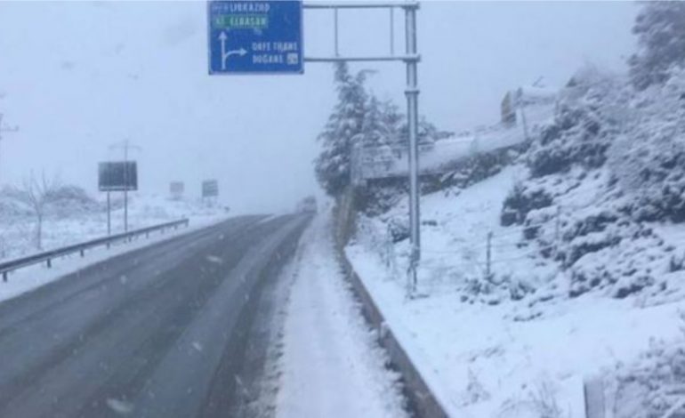 ULEN TEMPERATURAT/ Reshjet e borës zbardhin Qafë-Thanën