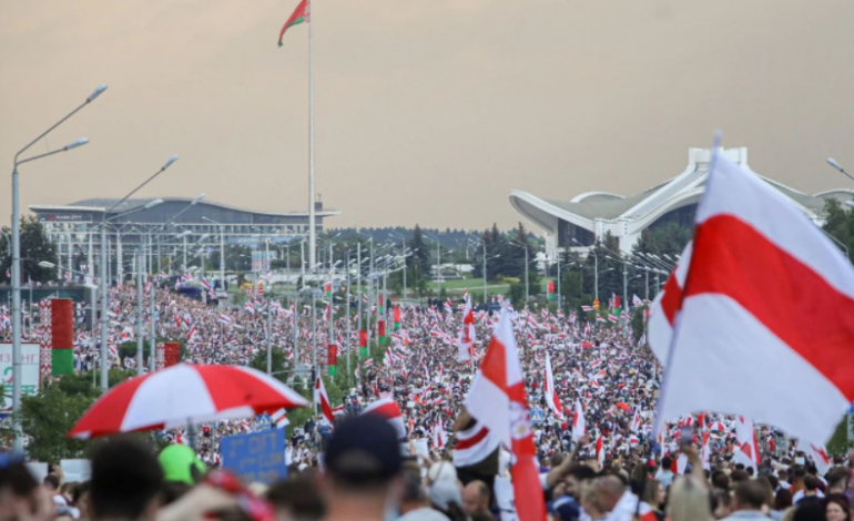RAPORTI/ Demokracia në botë po përkeqësohet