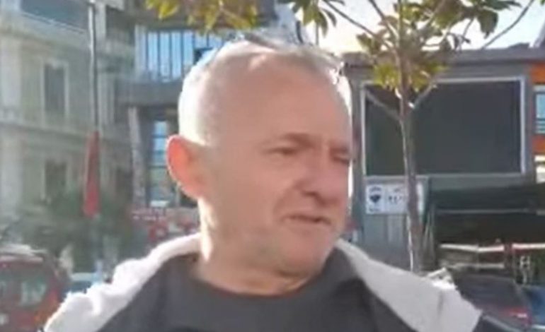 E TRISHTË/ I vranë gruan dhe djalin 3 vjeç, Çesk Simoni vjen nga Shkodra për ngushëllim në familjen e Mateos